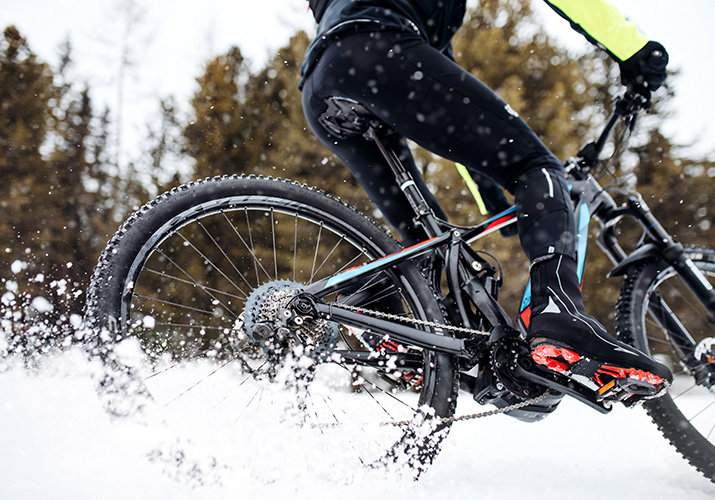 Hogyan tartsuk melegen és szárazon a lábunkat a téli kerékpározás során?