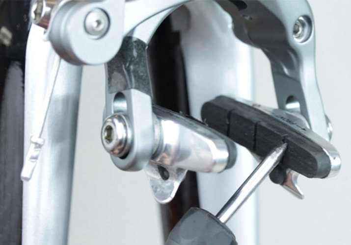 A fékpofák tisztítása és beállítása az országúti kerékpáron.