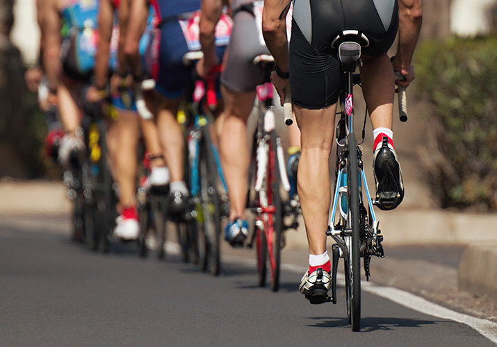 KEZDETEK A KERÉKPÁROS BOLYBAN (PELOTONBAN)