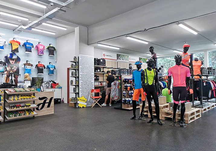 A legnagyobb bolt Szlovákiában kerékpáros ruházattal