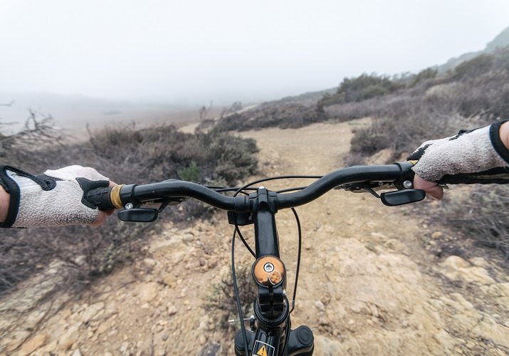 A szakértő javaslata: Mit viseljünk a kora tavaszi kerékpározás során?