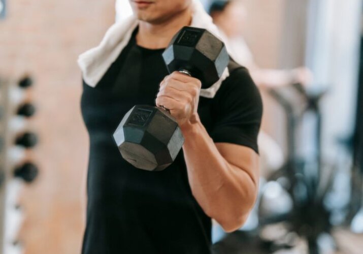 A kerekek nem elégségesek! Emeld fel a feneked és ragadj súlyzókat (vagy legalább saját magad).