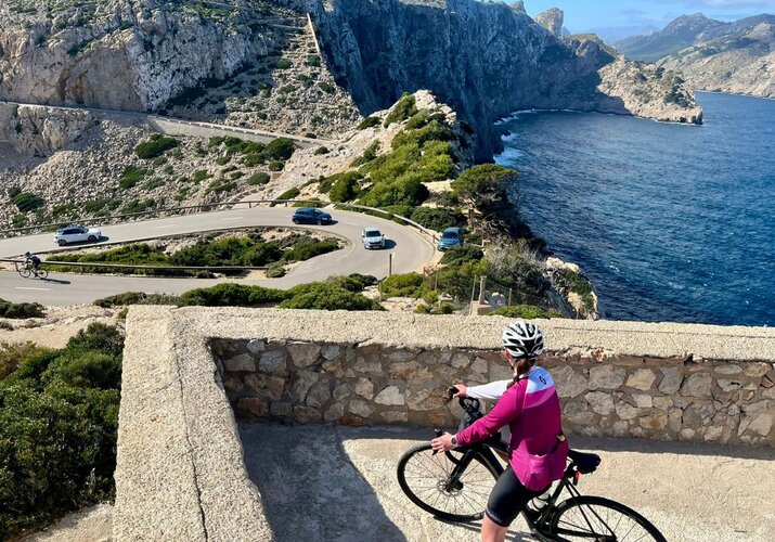 Februári szerpentinek és kék öblök – Mallorca kerékpárral