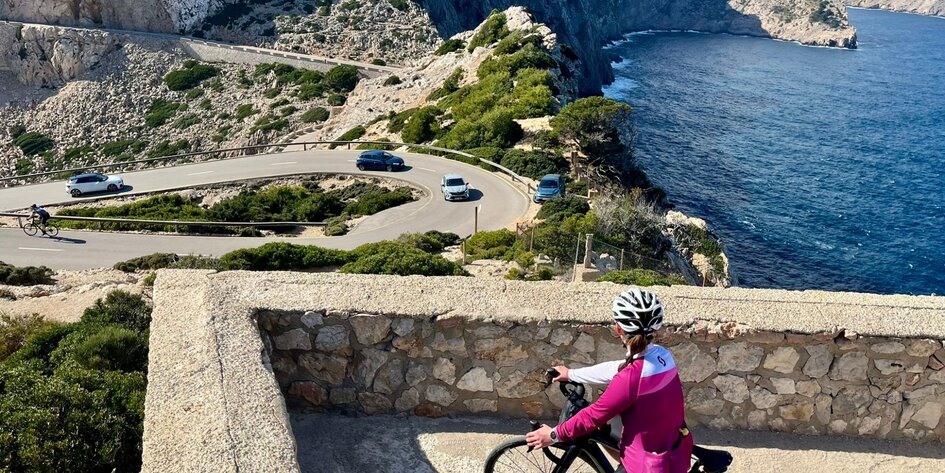 Februári szerpentinek és kék öblök – Mallorca kerékpárral>