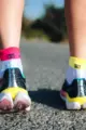 COMPRESSPORT Kerékpáros bokazokni - PRO RACING V4.0 RUN LOW - fehér/rózsaszín/sárga