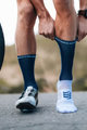 COMPRESSPORT Klasszikus kerékpáros zokni - PRO RACING V4.0 BIKE - kék/fehér