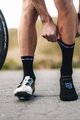 COMPRESSPORT Klasszikus kerékpáros zokni - PRO RACING V4.0 ULTRALIGHT BIKE  - fekete/fehér
