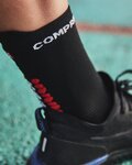 COMPRESSPORT Klasszikus kerékpáros zokni - PRO RACING  V4.0 RUN HIGH - fekete/piros