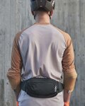 POC övtáska - LAMINA HIP PACK - fekete