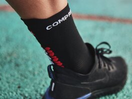 COMPRESSPORT Klasszikus kerékpáros zokni - PRO RACING  V4.0 RUN HIGH - fekete/piros