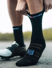 COMPRESSPORT Klasszikus kerékpáros zokni - PRO RACING SOCKS V4.0 ULTRALIGHT BIKE - fekete/fehér