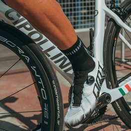 ALÉ Klasszikus kerékpáros zokni - LOGO Q-SKIN  - fehér/fekete