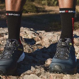 COMPRESSPORT Klasszikus kerékpáros zokni - PRO RACING 4.0 TRAIL - fekete/piros